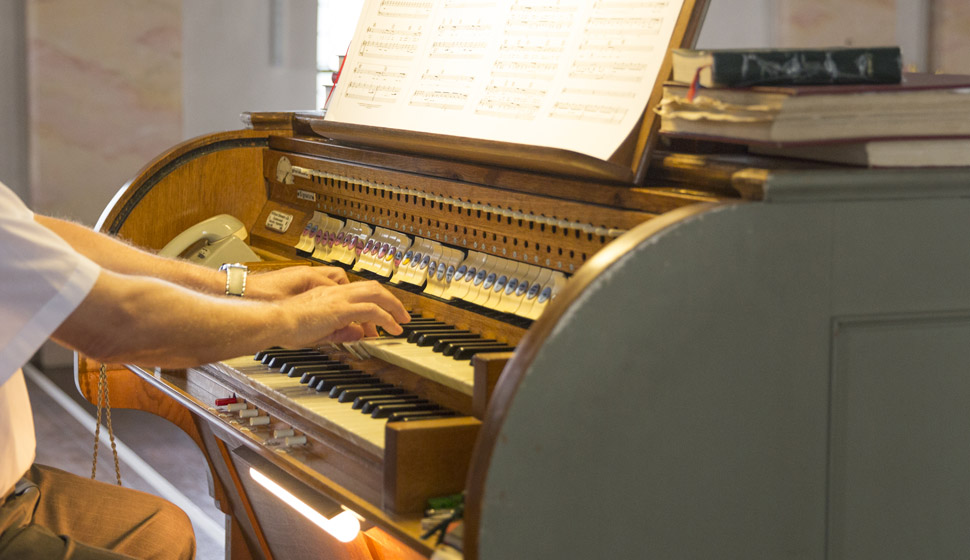Hände einer Musikerin an einer Orgel