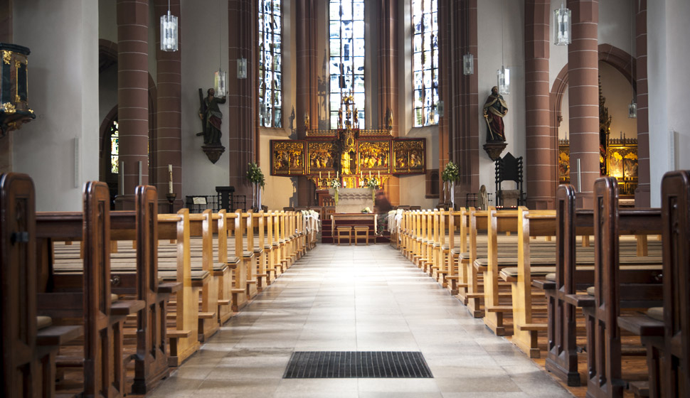 Innenraum einer Kirche mit Blick auf den Altar